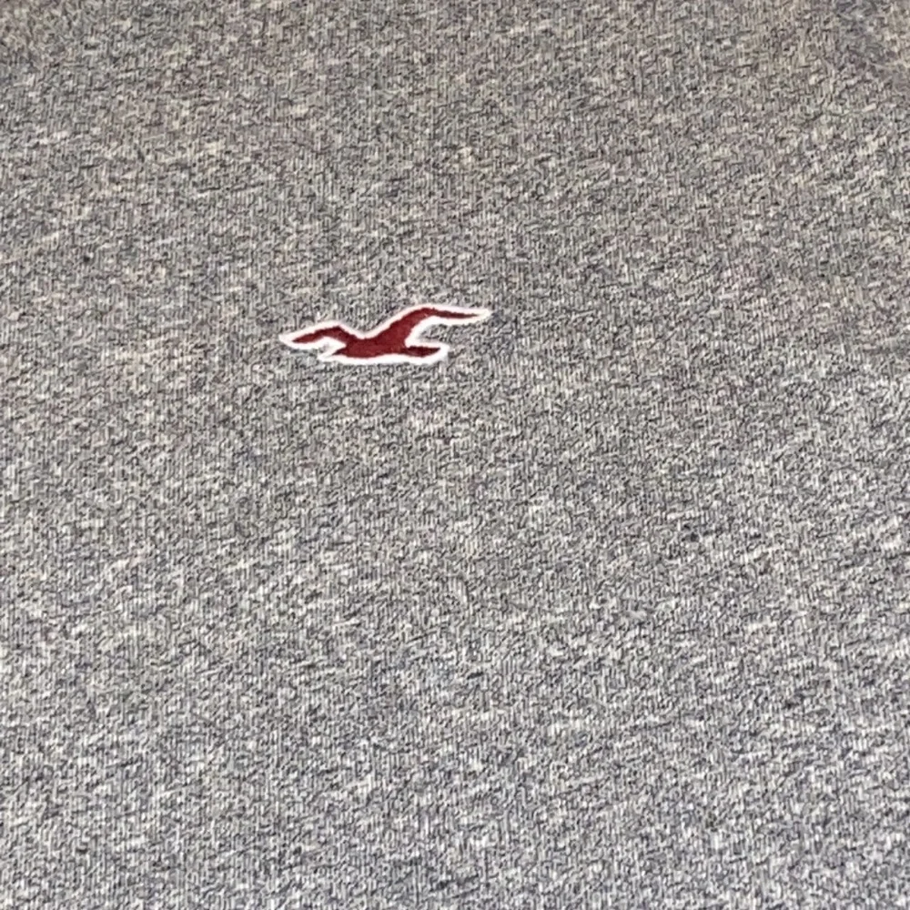 Hollister V-Neck Gray/White Soft Shirt Size Large - Picture 2 of 4